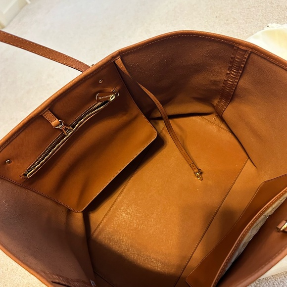 Michael Korrs Jet set tote - Picture 2 of 10